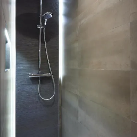 Bright & Modern 2 Bedroom 300m To The - Apartament
